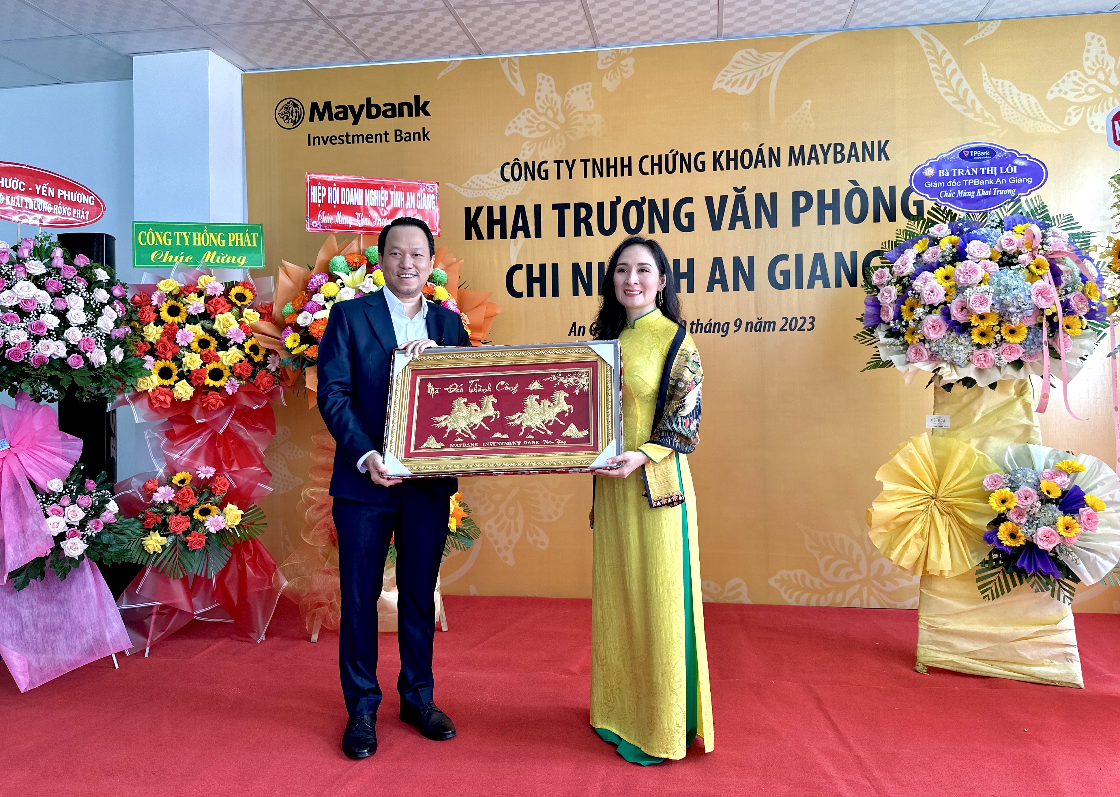 Tổng giám đốc Kim Thiên Quang tặng quà lưu niệm cho Đại diện chi nhánh MSVN tại An Giang.