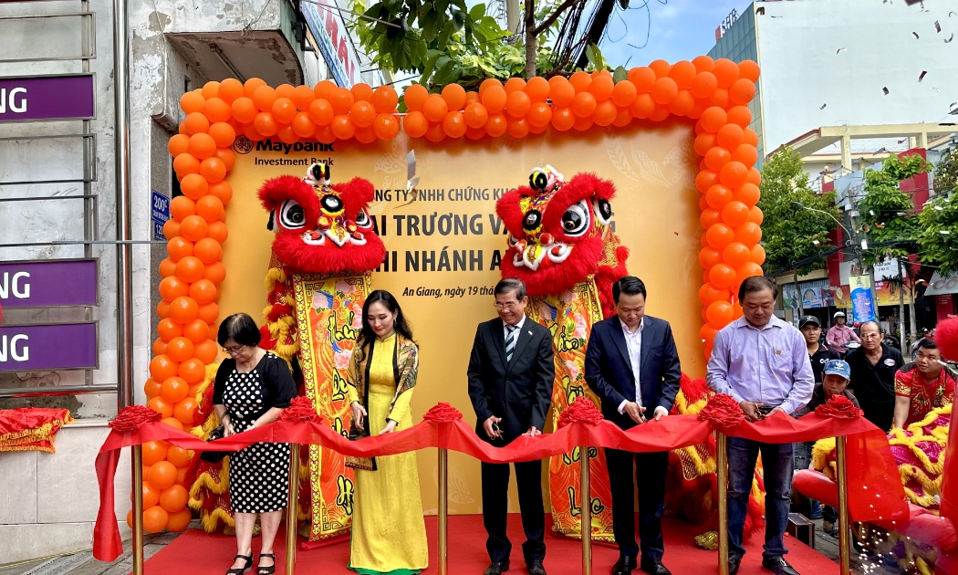 Đai diện Hiệp hội Doanh nghiệp tỉnh An Giang và MSVN cắt băng khánh thành trụ sở mới Chi nhánh An Giang.