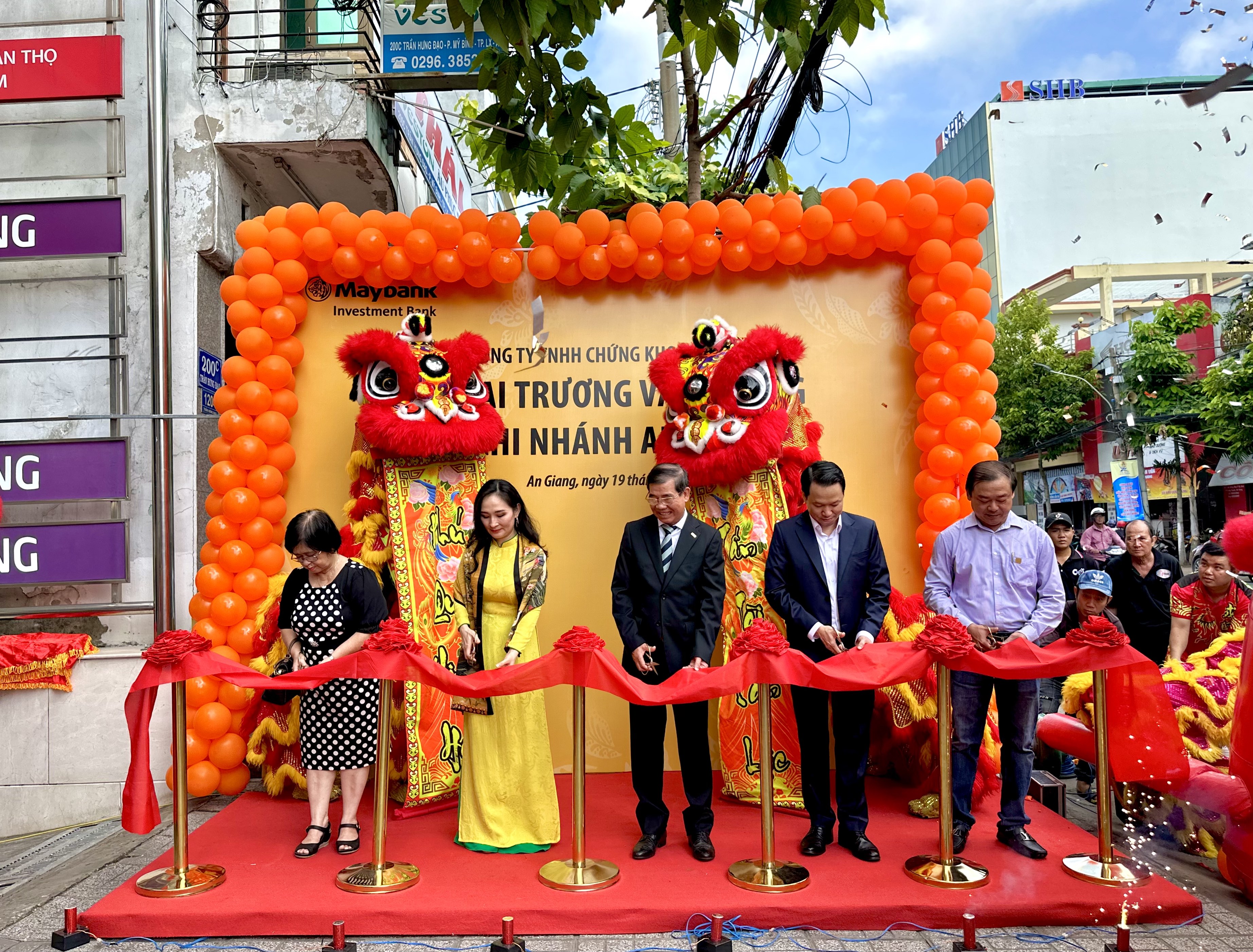 Đai diện Hiệp hội Doanh nghiệp tỉnh An Giang và MSVN cắt băng khánh thành trụ sở mới Chi nhánh An Giang.