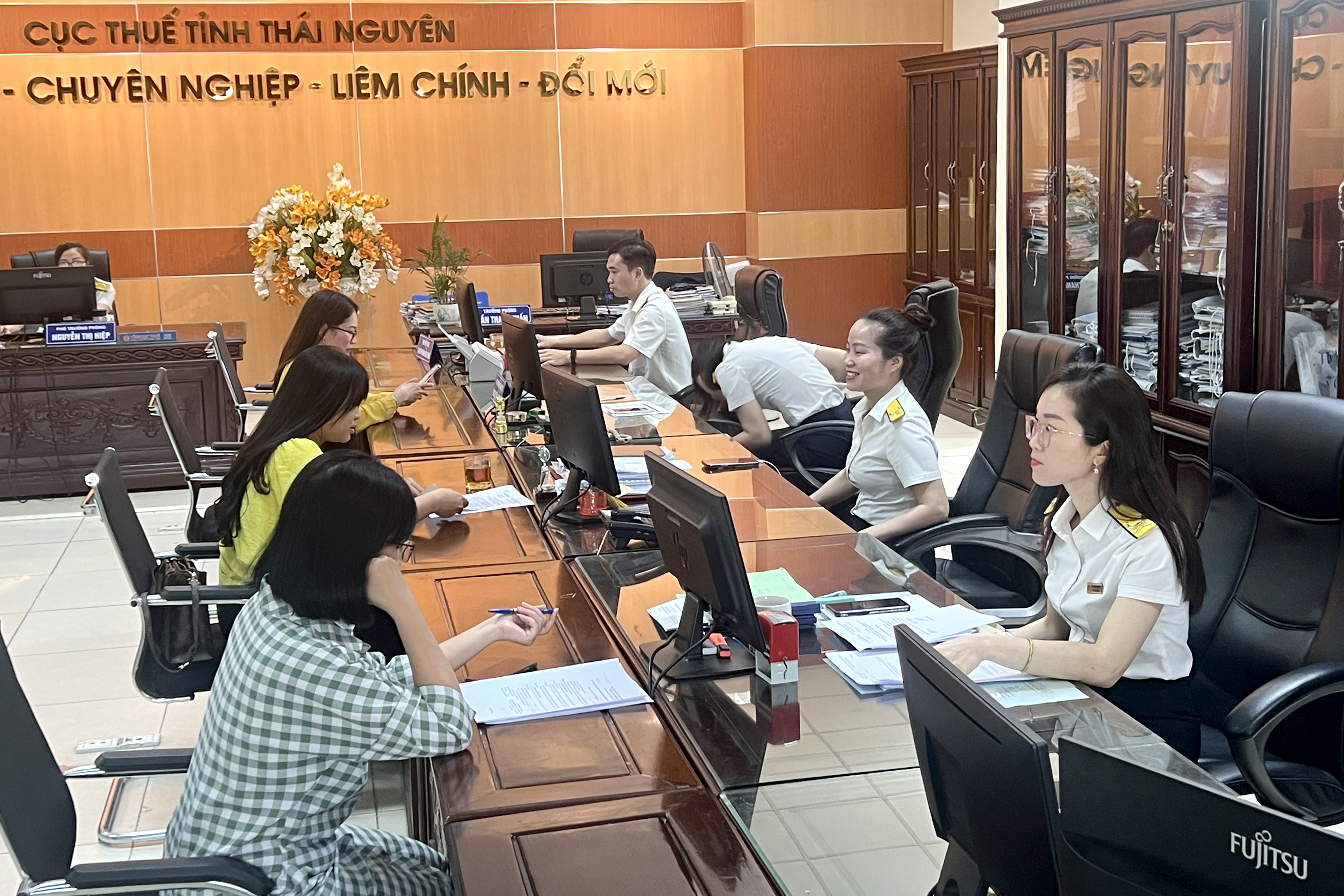 Kiểm tra rà soát các hồ sơ khai thuế phát hiện những sai sót, ẩn lậu để điều chỉnh tăng số thuế kê khai hoặc ấn định thuế.