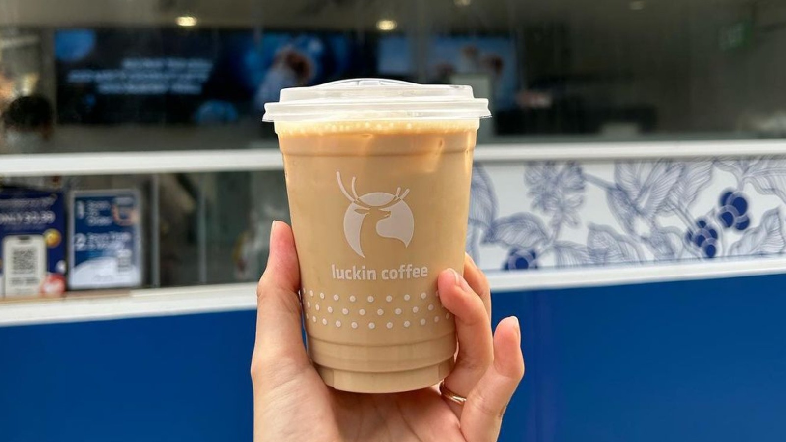 Cốc c&agrave; ph&ecirc; latte pha rượu Mao Đ&agrave;i của&nbsp;Luckin Coffee&nbsp;chỉ chứa 1 phần rượu rất nhỏ, lượng cồn khoảng 0,5%.