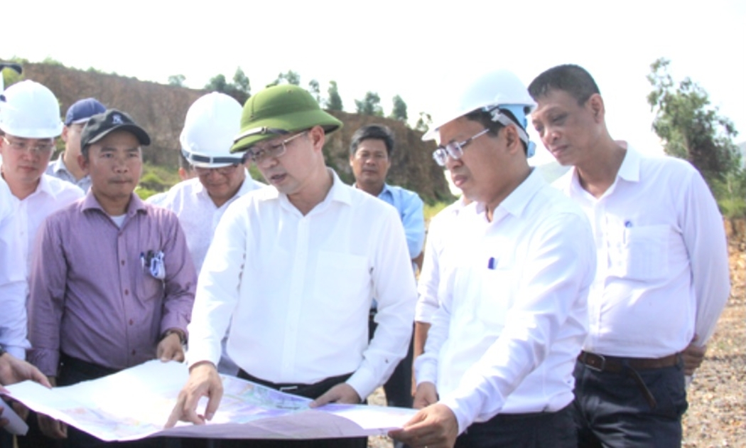 Bí thư Thành ủy Đà Nẵng Nguyễn Văn Quảng (người đội mũ cối đứng giữa) cùng đoàn công tác liên ngành kiểm tra thực địa Cụm Công nghiệp Cẩm Lệ.
