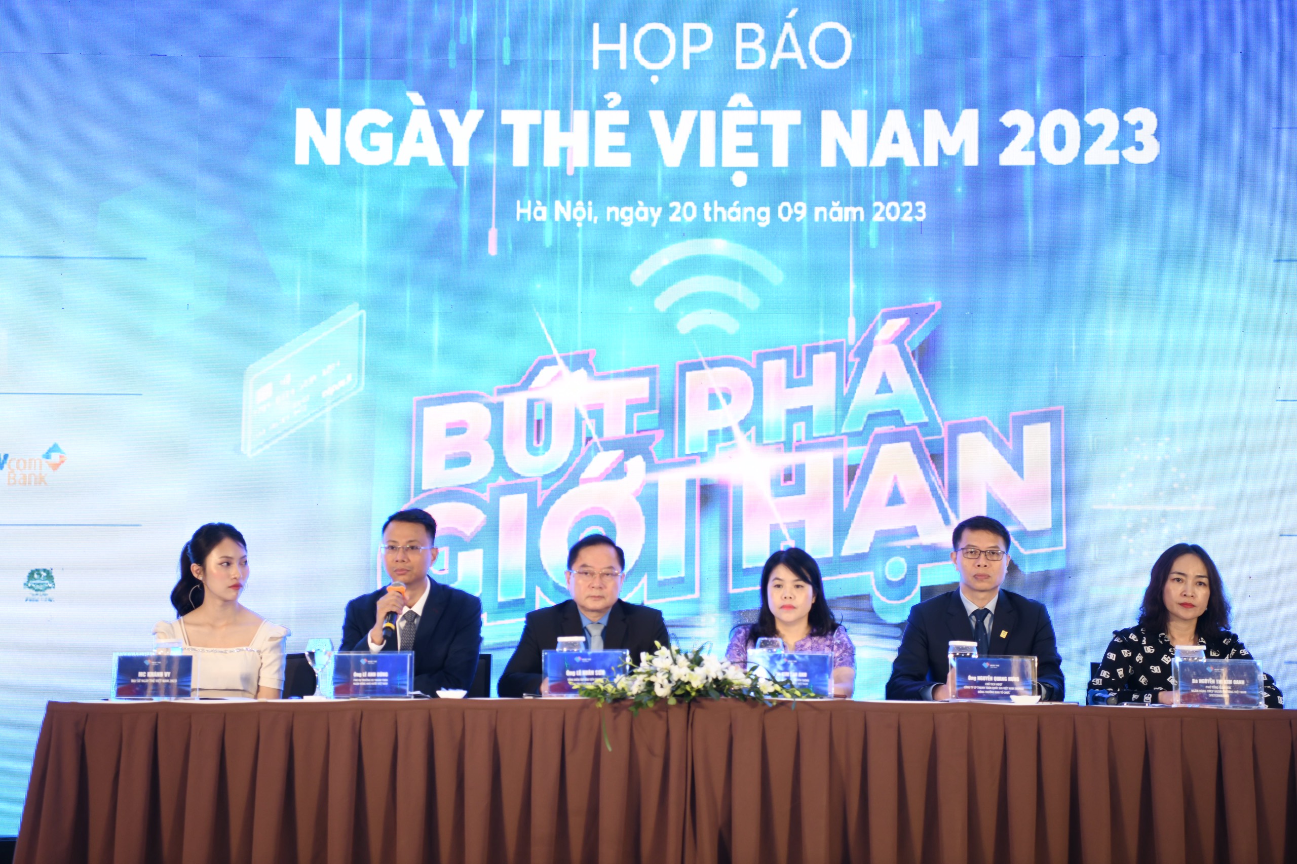 Ban tổ chức trả lời các câu hỏi của phóng viên.