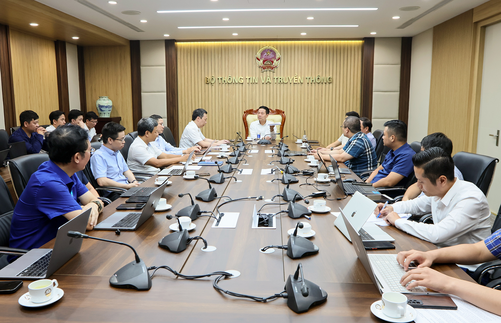 Bộ trưởng Nguyễn Mạnh H&ugrave;ng cho rằng m&ocirc; h&igrave;nh ng&ocirc;n ngữ lớn tiếng Việt, trợ l&yacute; ảo phục vụ người Việt phải do c&aacute;c doanh nghiệp Việt Nam tạo ra.