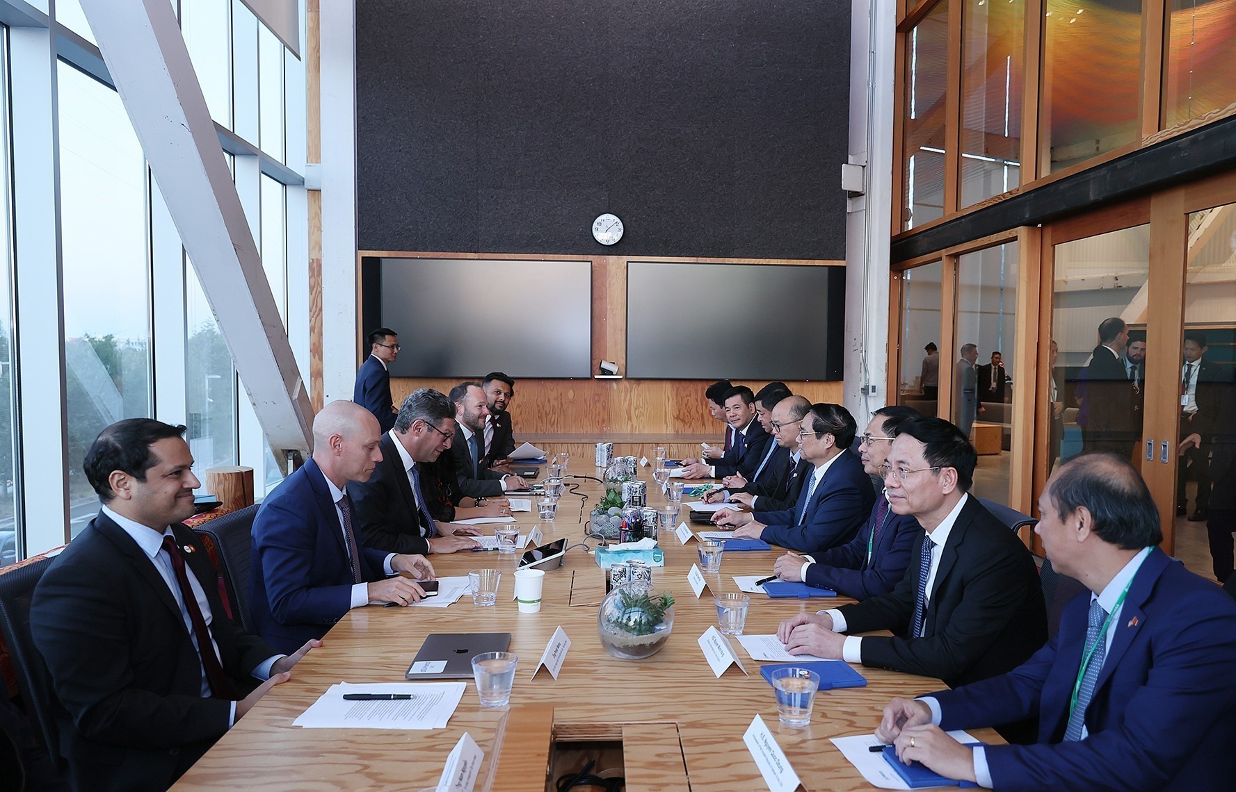 The meeting between Prime Minister Pham Minh Chinh and Mr. Joel Kaplan, Vice President for Global Public Policy at Meta, on September 18. (Source: VNA)