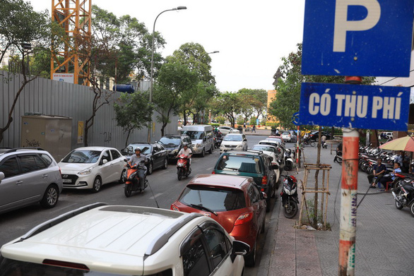 Ở nhiều tuyến đường, việc tổ chức dừng đậu xe c&oacute; thu ph&iacute; đ&atilde; l&agrave;m ảnh hưởng đến giao th&ocirc;ng chung của người d&acirc;n.