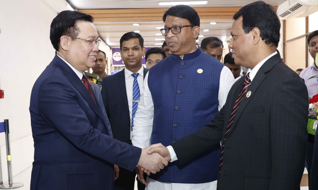 Chủ tịch Quốc hội Vương Đình Huệ đã tới thủ đô Dhaka, bắt đầu chuyến thăm chính thức Bangladesh.