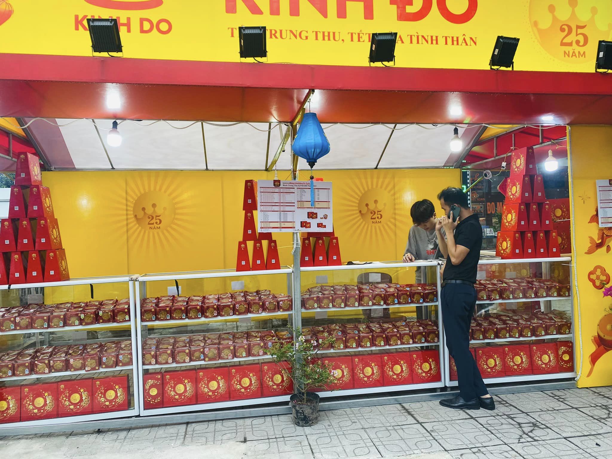 Đại diện nhiều quầy bánh Trung thu trên các tuyến phố Hà Nội cho biết, hiện nay so với thời điểm cùng kỳ năm ngoái, sức mua giảm rõ rệt.