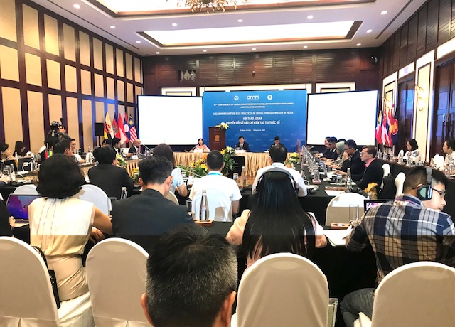 Đại biểu c&aacute;c cơ quan b&aacute;o ch&iacute; truyền th&ocirc;ng ASEAN thảo luận tại Hội trường. Ảnh Ng&ocirc; Anh Văn&nbsp;