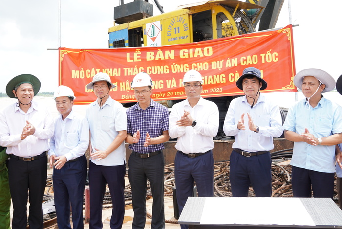 Tỉnh Đồng Tháp là địa phương tiên phong trong cả nước áp dụng cơ chế đặc thù theo nghị quyết của Quốc hội, giao mỏ cát cho nhà thầu cao tốc trực tiếp khai thác. Ảnh: dongthap.gov.vn.