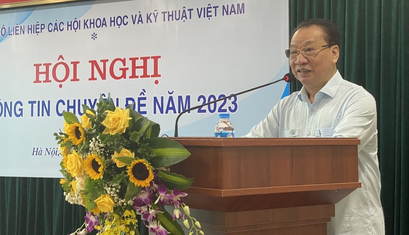 &Ocirc;ng Ph&ugrave;ng Hữu Ph&uacute;, Nguy&ecirc;n Ủy vi&ecirc;n Trung ương Đảng, nguy&ecirc;n Ph&oacute; Chủ tịch Thường trực Hội đồng L&yacute; luận Trung ương tr&igrave;nh b&agrave;y tại hội nghị