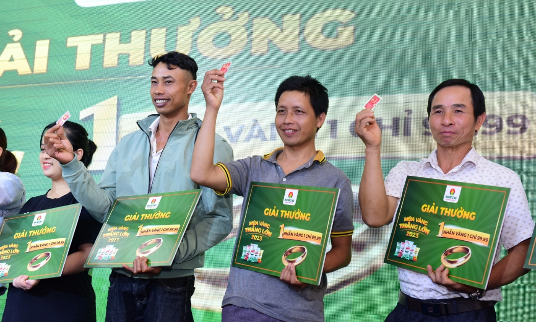 Bà con rạng rỡ nhận tận tay giải nhẫn vàng 1 chỉ 99.99.