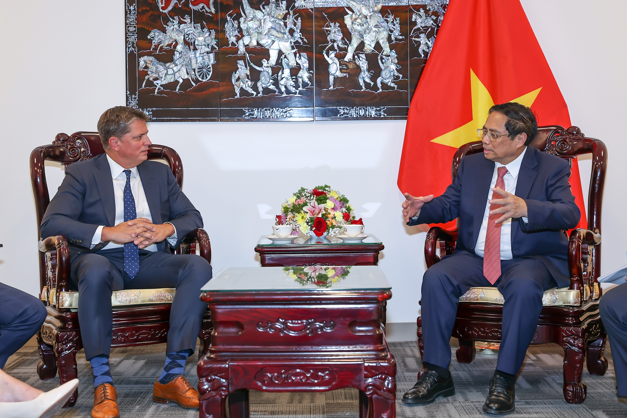 Thủ tướng Phạm Minh Chính tiếp ông Tim Hughes, Phó Chủ tịch Cấp cao phụ trách Quan hệ Chính phủ và Kinh doanh toàn cầu của Tập đoàn SpaceX; đồng thời hoan nghênh SpaceX chủ động đề xuất mở rộng hợp tác đầu tư tại Việt Nam (Ảnh: VGP).