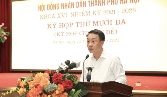 Giám đốc Sở Nội vụ Trần Đình Cảnh trình bày tờ trình tại kỳ họp