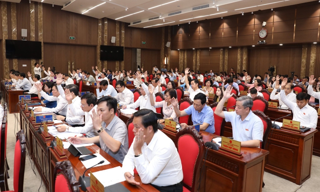 Biểu quyết thông qua Nghị quyết tán thành chủ trương thành lập quận Gia Lâm và 16 phường thuộc quận.