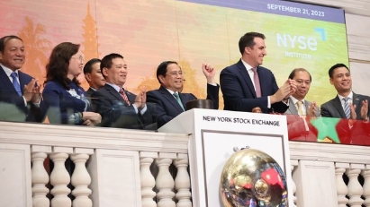 PM rings bell at New York Stock Exchange