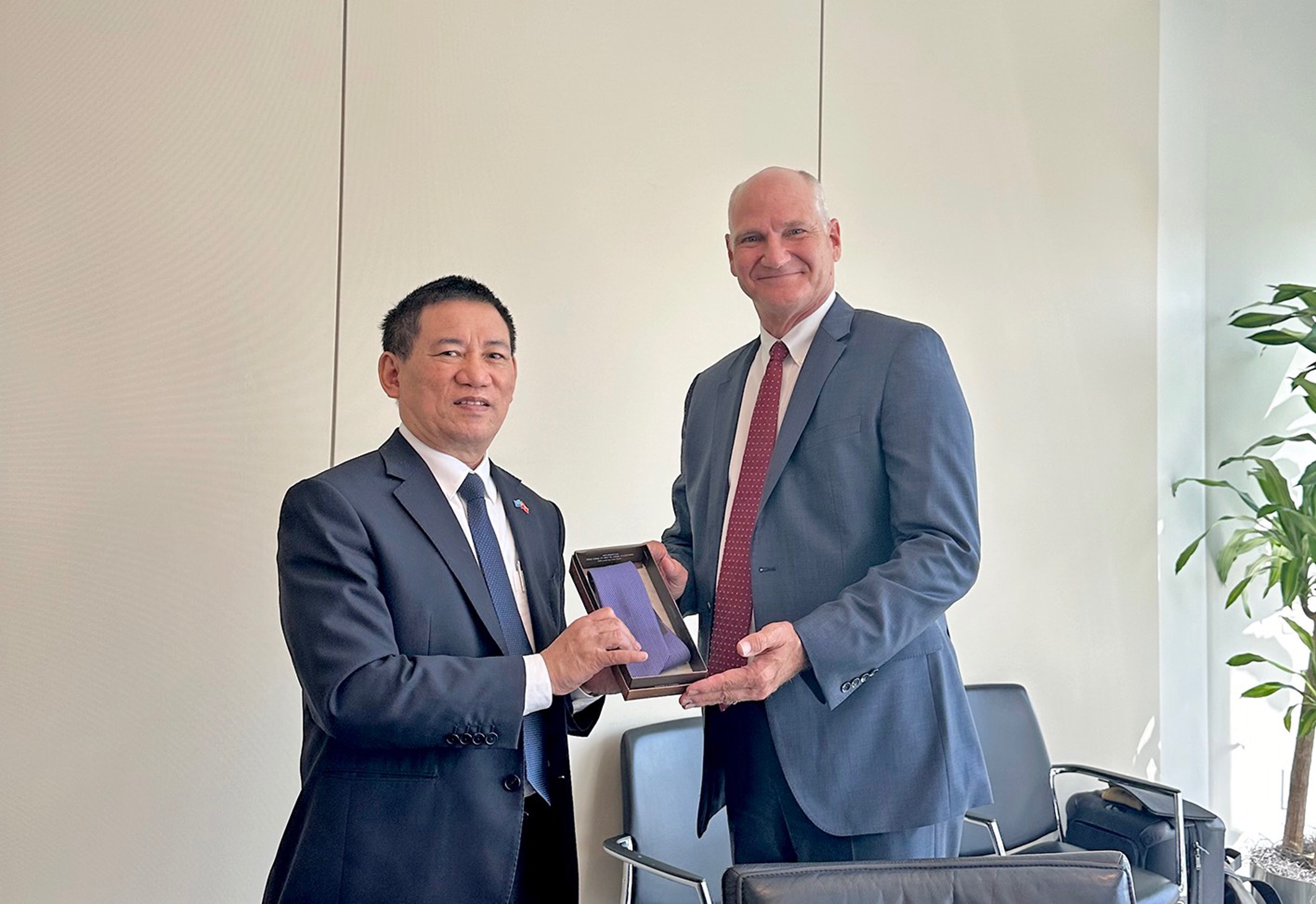 Bộ trưởng Hồ Đức Phớc tặng qu&agrave; lưu niệm cho đại diệnTổ chức xếp hạng t&iacute;n nhiệm Moody's.