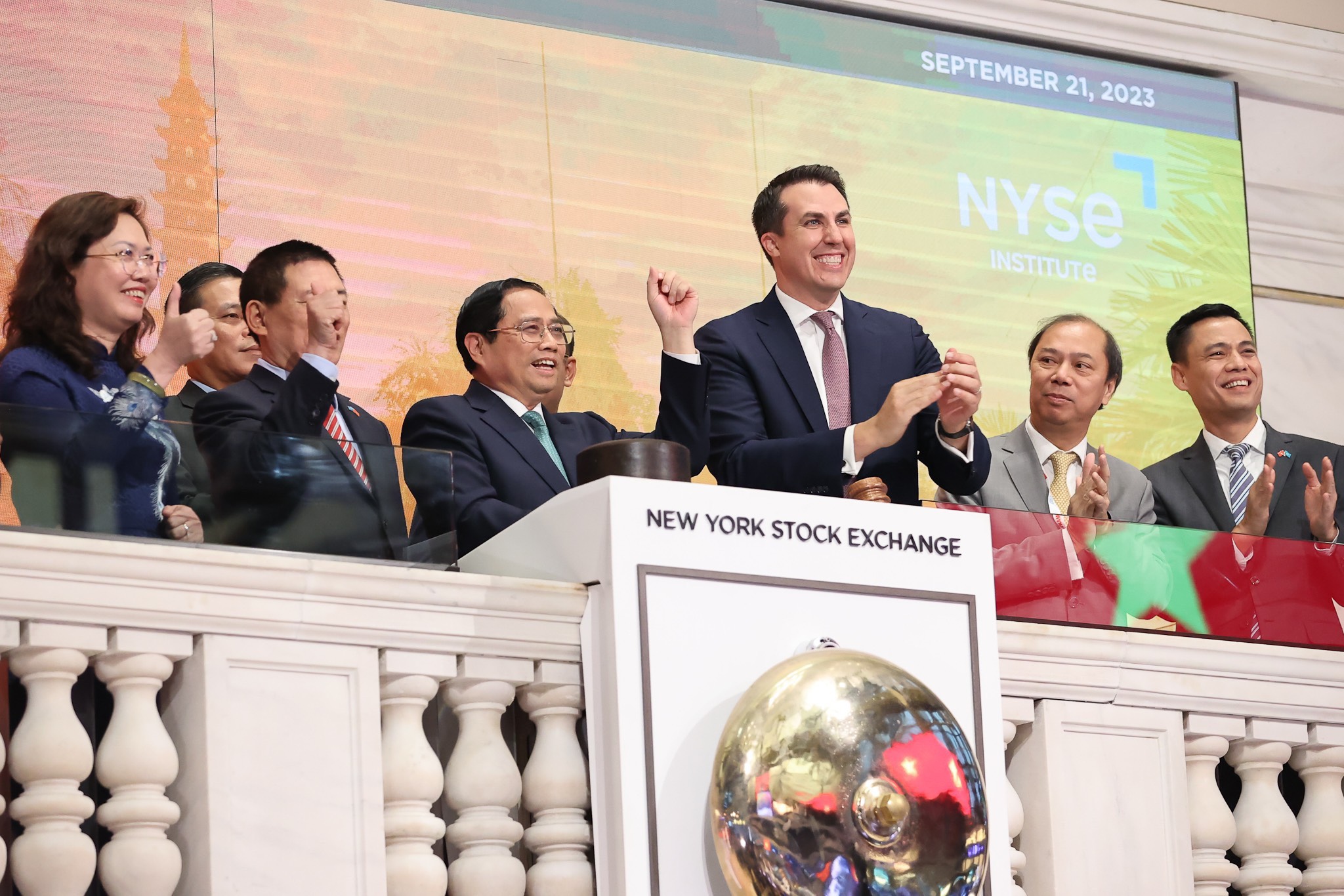 Thủ tướng Ch&iacute;nh phủ Phạm Minh Ch&iacute;nh rung chu&ocirc;ng khai mạc tại S&agrave;n giao dịch chứng kho&aacute;n New York (NYSE) - Ảnh: VGP/Nhật Bắc.
