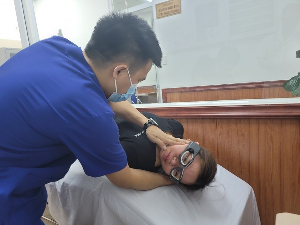 Bác sĩ tại Trung tâm Thính học và Tiền đình – Bệnh viện TWQĐ 108 đang đo Tiền đình cho bệnh nhân.
