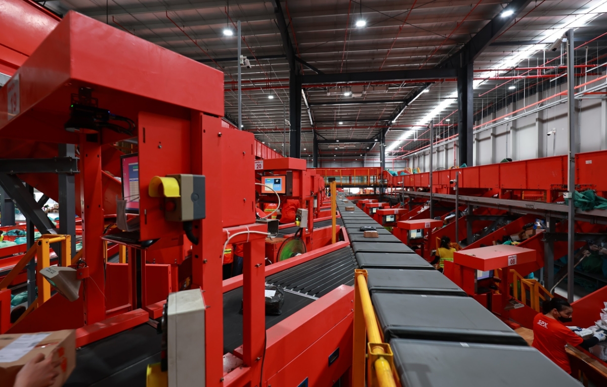 B&ecirc;n cạnh đ&oacute;, hệ thống kho b&atilde;i tại Khu c&ocirc;ng nghiệp VSIP c&oacute; diện t&iacute;ch lớn, chất lượng cao, đ&aacute;p ứng việc lưu kho v&agrave; ph&acirc;n loại một lượng h&agrave;ng khổng lồ.