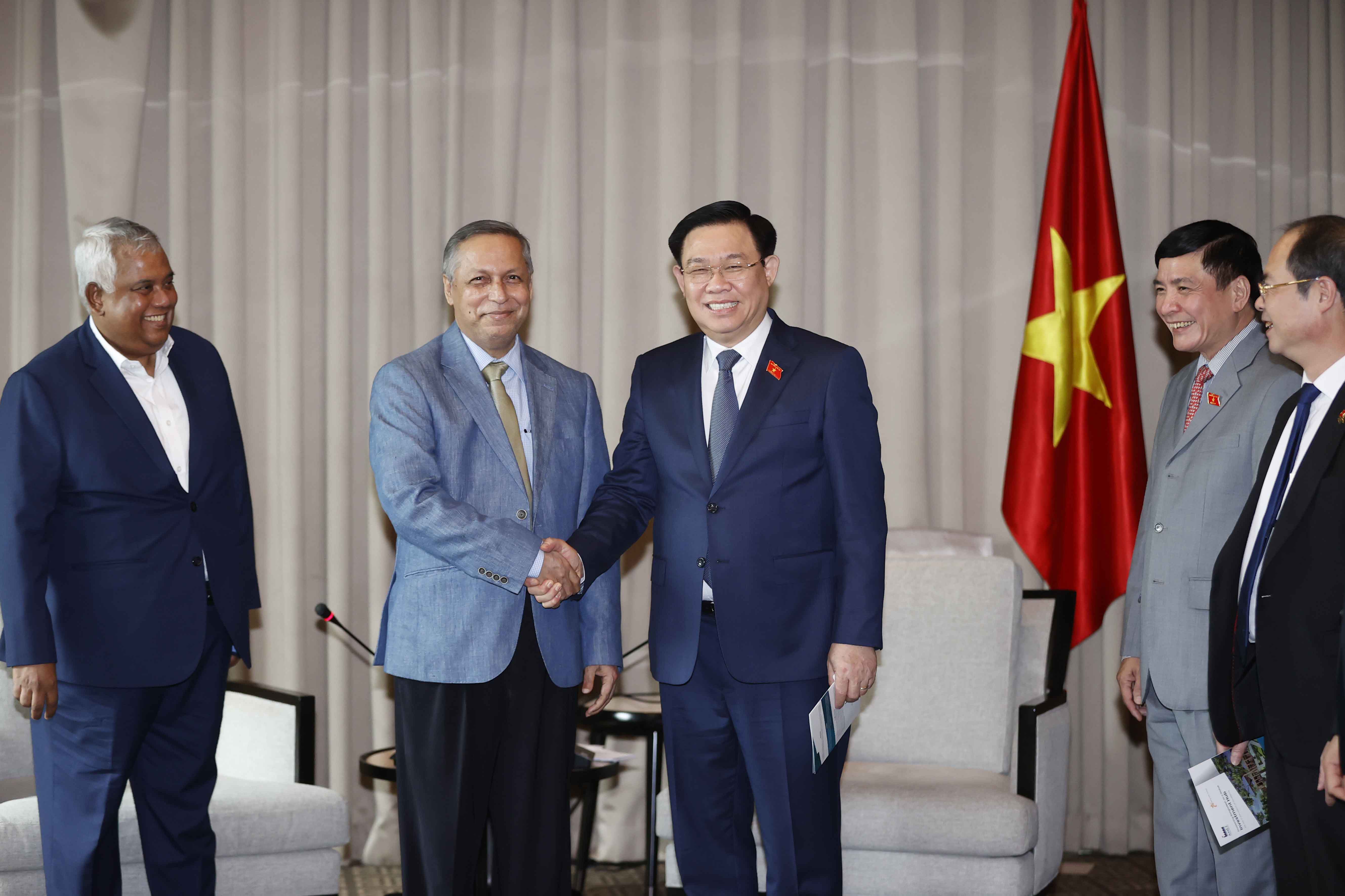 Chủ tịch Quốc hội Vương Đình Huệ và ông A. Gafur Abdul Monem - Lãnh đạo điều hành Tập đoàn Monem. Ảnh: TTXVN.