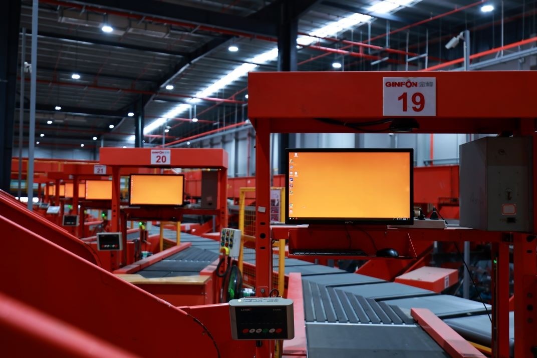 Trung tâm phân loại hàng hóa SPX có thể xử lý đến 2,5 triệu bưu kiện mỗi ngày sau giai đoạn 1 và dự kiến đạt 5 triệu bưu kiện mỗi ngày ở giai đoạn 2. Hệ thống phân loại hàng hoá tự động (ASM) giúp trung tâm đạt tỷ lệ phân loại hàng đến 99,97%.