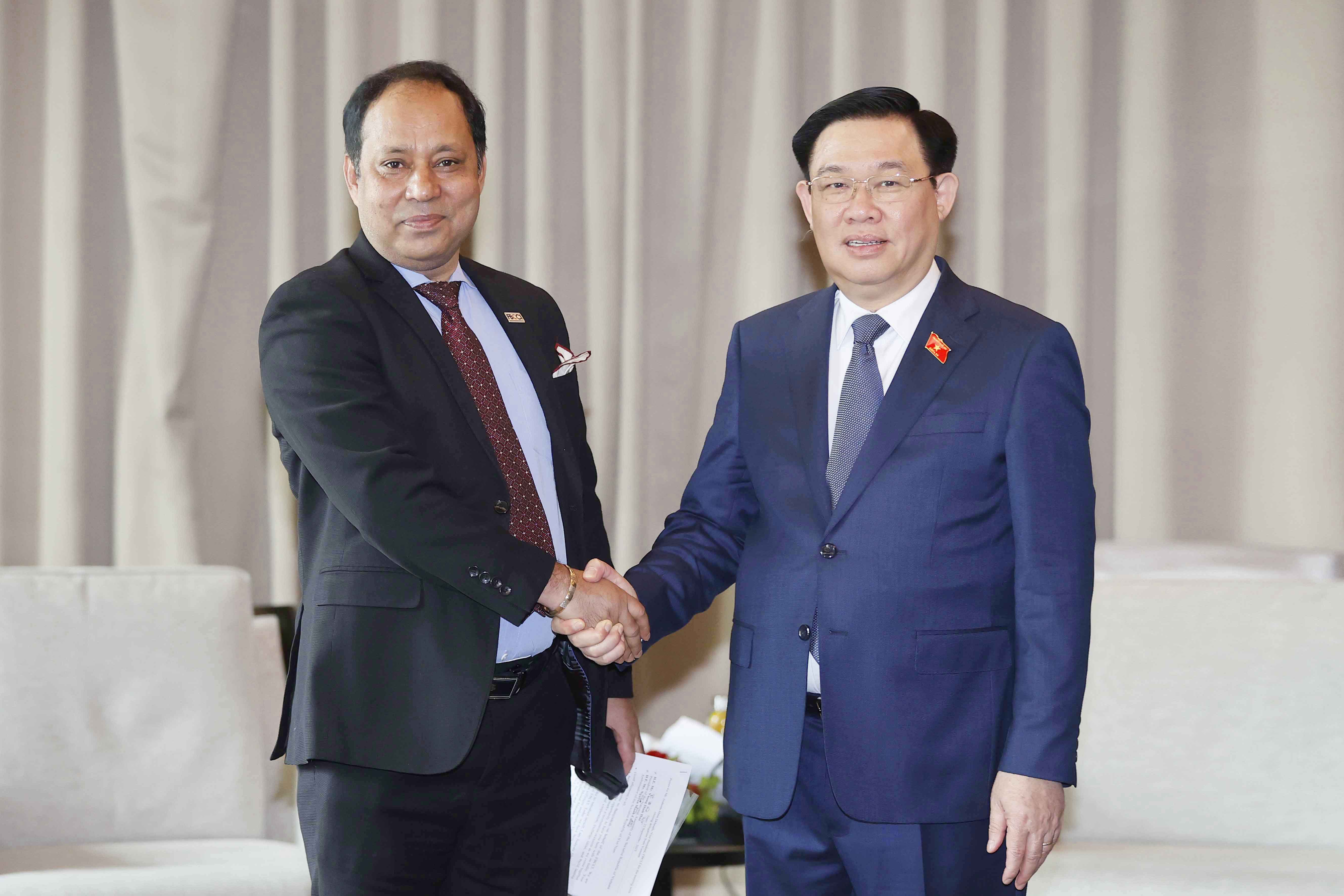 Chủ tịch Quốc hội Vương Đình Huệ tiếp ông Joshoda Jibon Deb Nath, Phó Chủ tịch Liên đoàn các Phòng Thương mại và Công nghiệp Bangladesh. Ảnh: TTXVN.