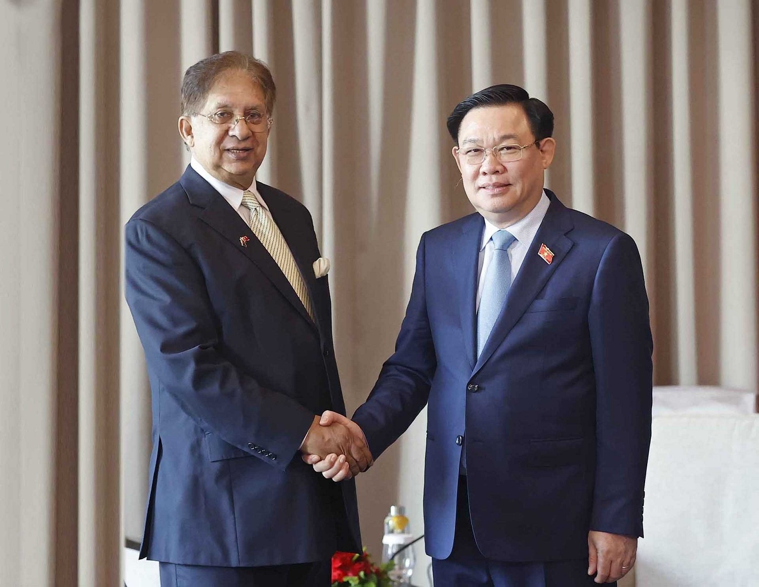 Chủ tịch Quốc hội Vương Đình Huệ tiếp Chủ tịch Hội Hữu nghị Bangladesh - Việt Nam Shamsher M. Chowdhury. Ảnh:TTXVN.