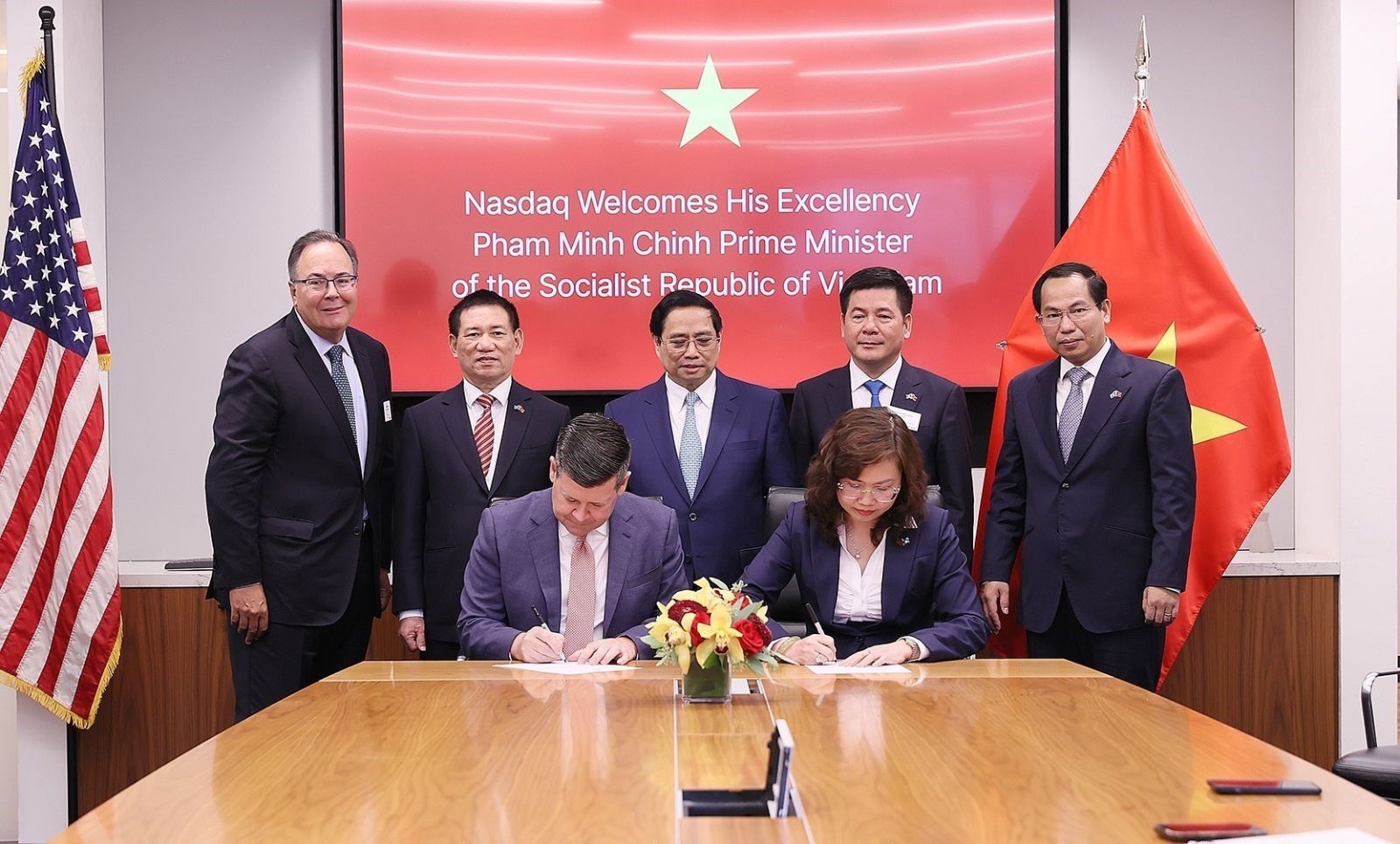 Chủ tịch Ủy ban Chứng khoán Nhà nước Vũ Thị Chân Phương và Phó Chủ tịch Tập đoàn Nasdaq Robert H.McCooey Jr  ký kết Ý định thư hợp tác giữa Nasdaq với Ủy ban Chứng khoán Nhà nước của Việt Nam.
