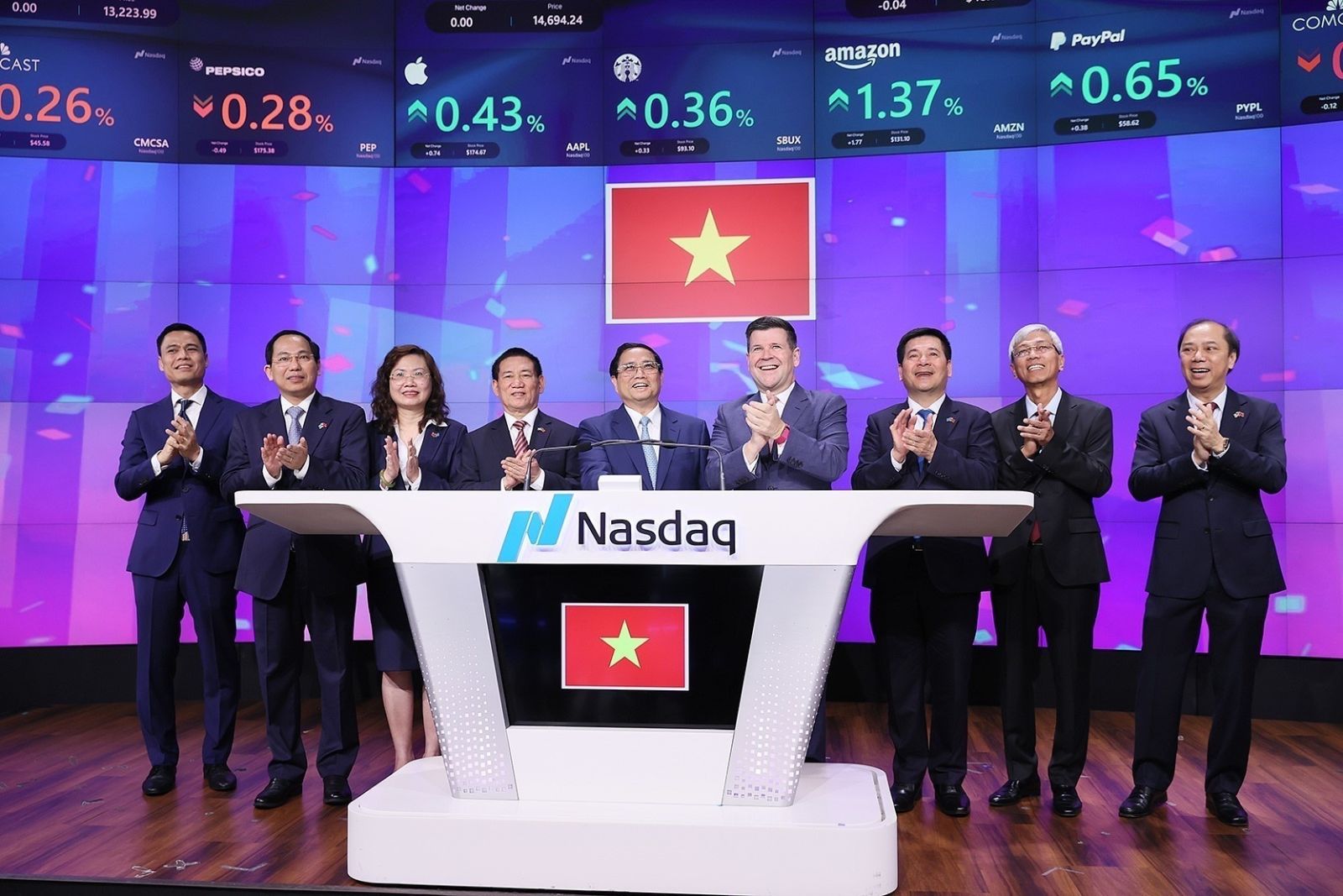 Thủ tướng&nbsp;Ch&iacute;nh phủ Phạm Minh Ch&iacute;nh thực hiện nghi thức rung chu&ocirc;ng mở đầu phi&ecirc;n giao dịch s&agrave;n Nasdaq.