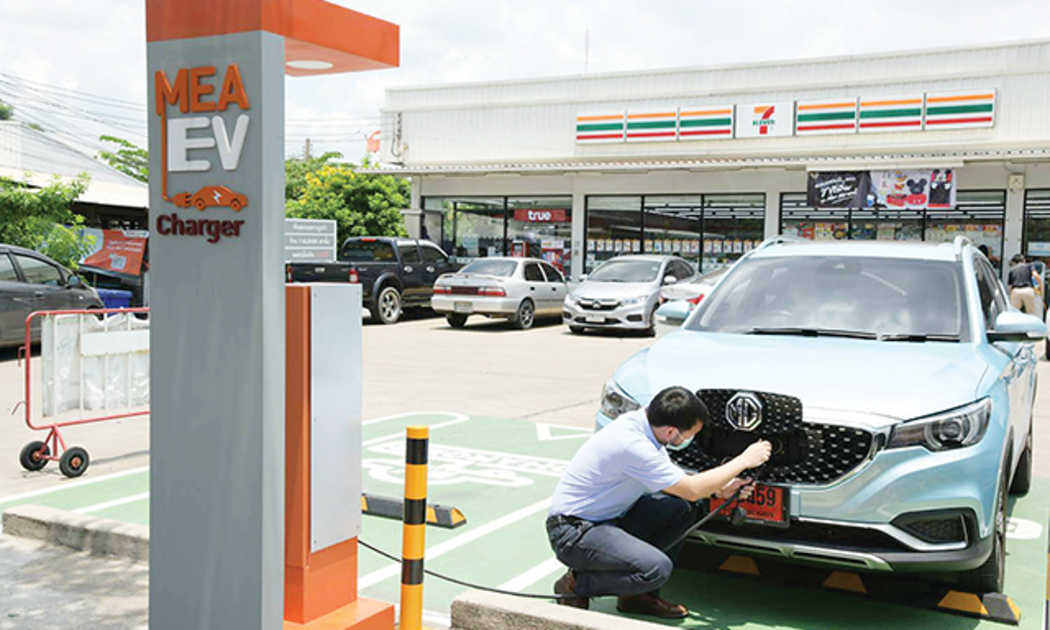 Chuỗi cửa hàng tiện lợi 7-Eleven tích hợp hệ thống sạc xe điện tại một số cửa hàng ở Mỹ và Canada. Ảnh: EVgo
