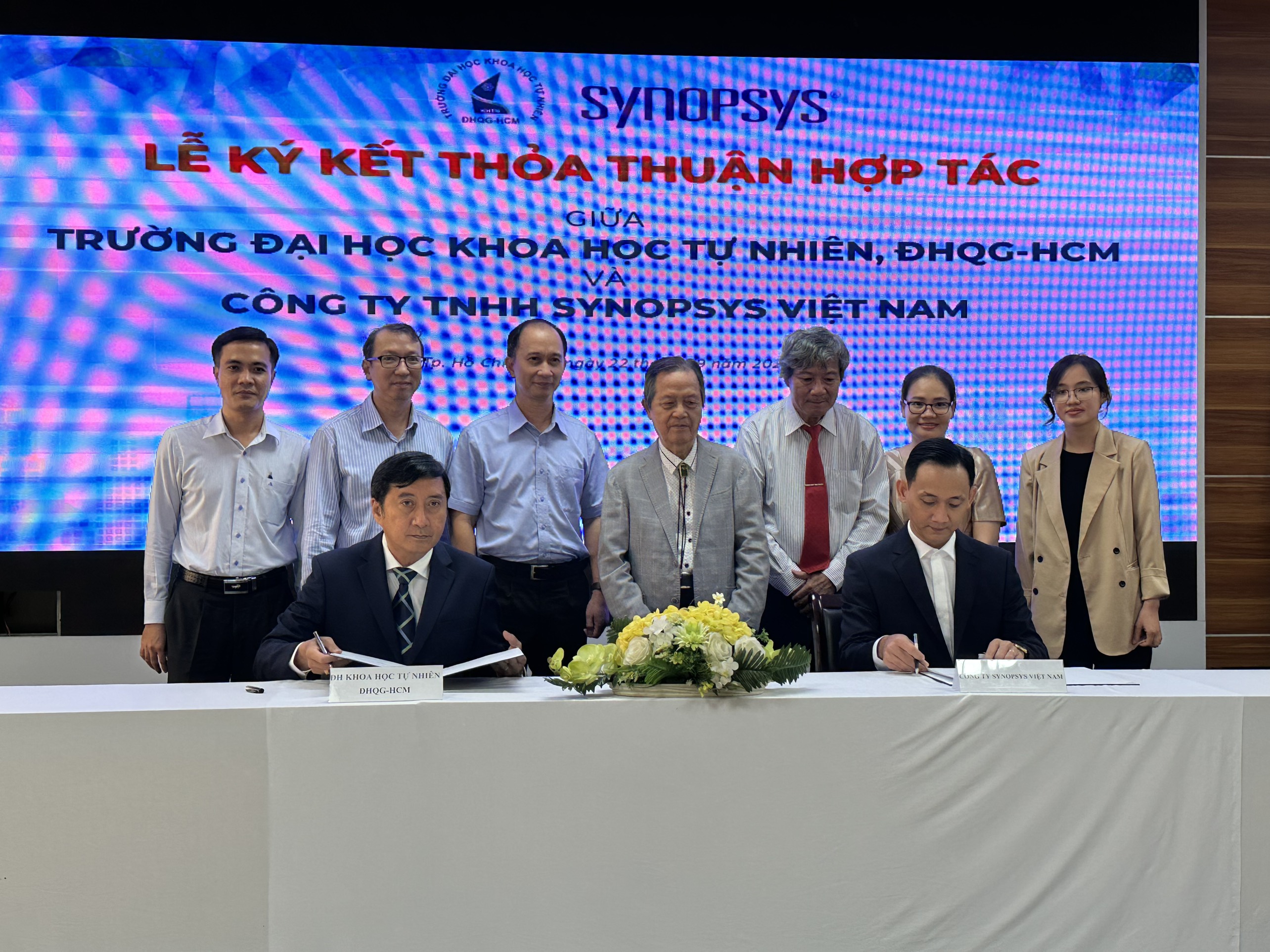 Ký kết hợp tác (MoU) giữa Đại học Khoa học Tự nhiên và Công ty Synopsys sáng 22/9.