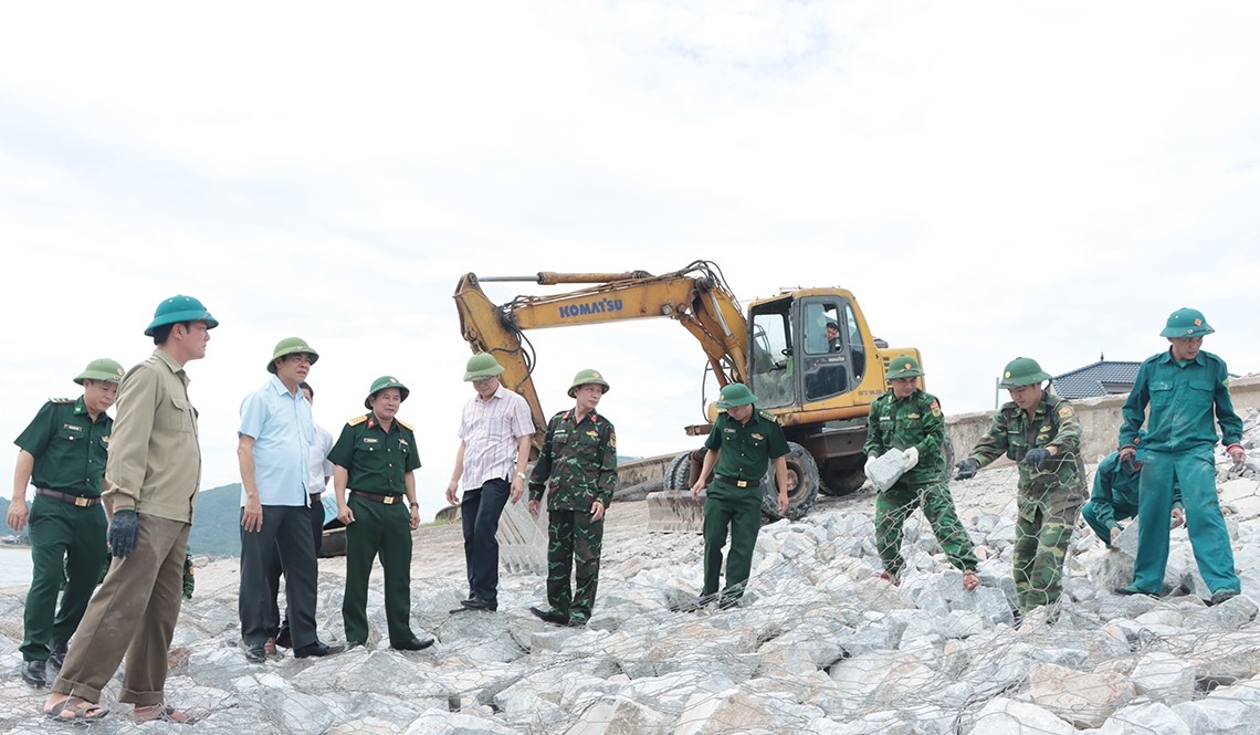 Chủ tịch UBND tỉnh&nbsp; H&agrave; Tĩnh V&otilde; Trọng Hải kiểm tra c&ocirc;ng t&aacute;c khắc phục sạt lở tuyến k&egrave; biển Cẩm Nhượng (Cẩm Xuy&ecirc;n). Ảnh B&aacute;o H&agrave; Tĩnh