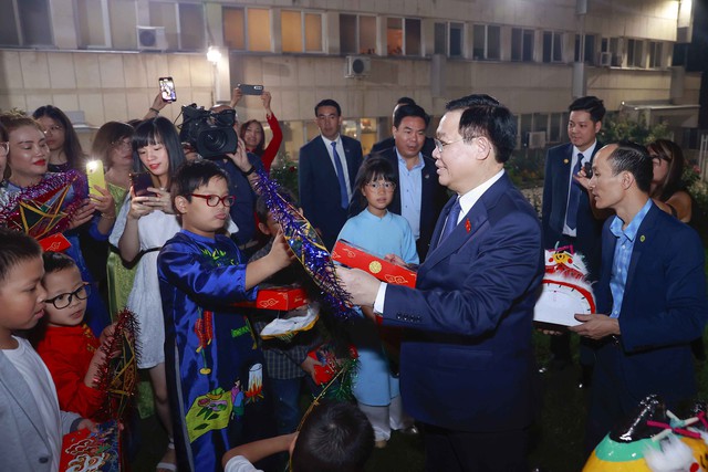 Chủ tịch Quốc hội trao quà Trung thu cho các cháu học sinh - Ảnh: Quochoi.