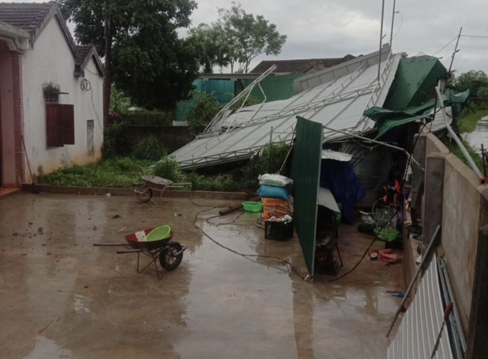 Mưa chiều ng&agrave;y 25/9 l&agrave;m tốc m&aacute;i nh&agrave; d&acirc;n ở huyện Thanh Chương. Ảnh: Đ&igrave;nh H&agrave;o