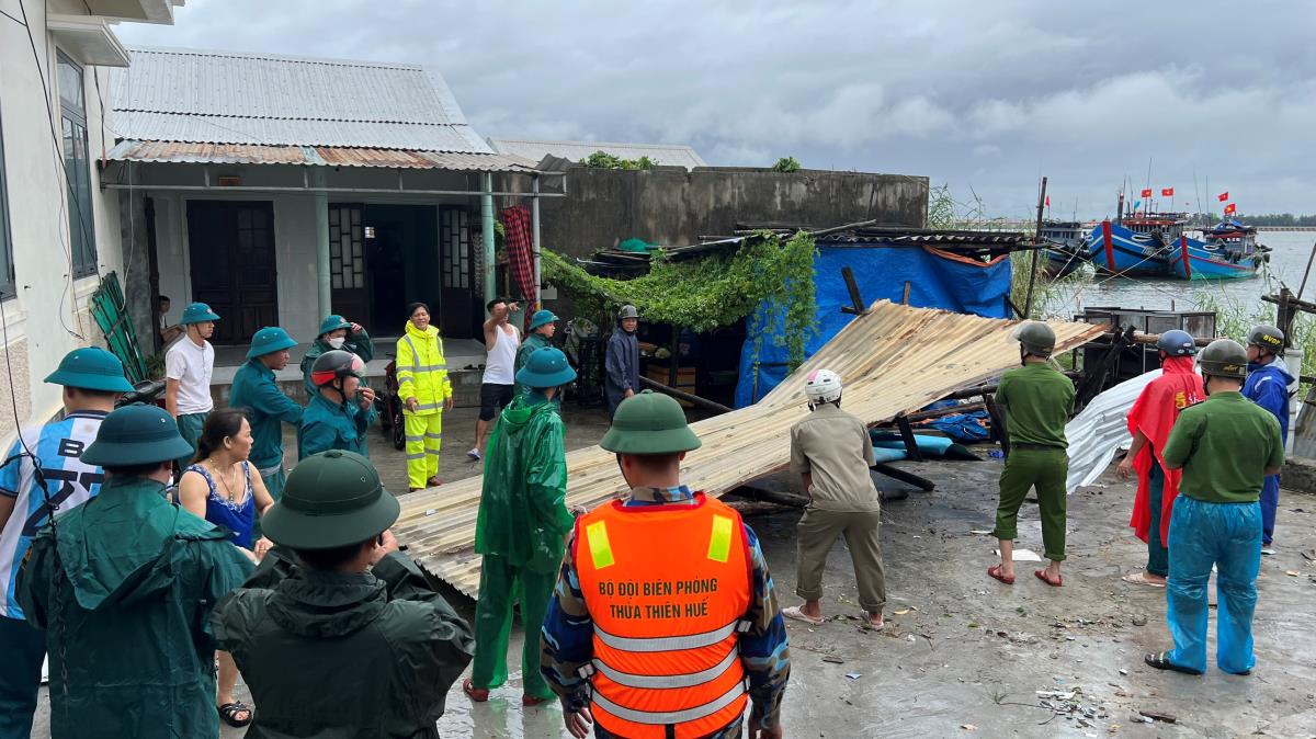 Lực lượng chức năng tỉnh Thừa Thi&ecirc;n Huế tham gia khắc phục hậu quả do lốc xo&aacute;y g&acirc;y ra