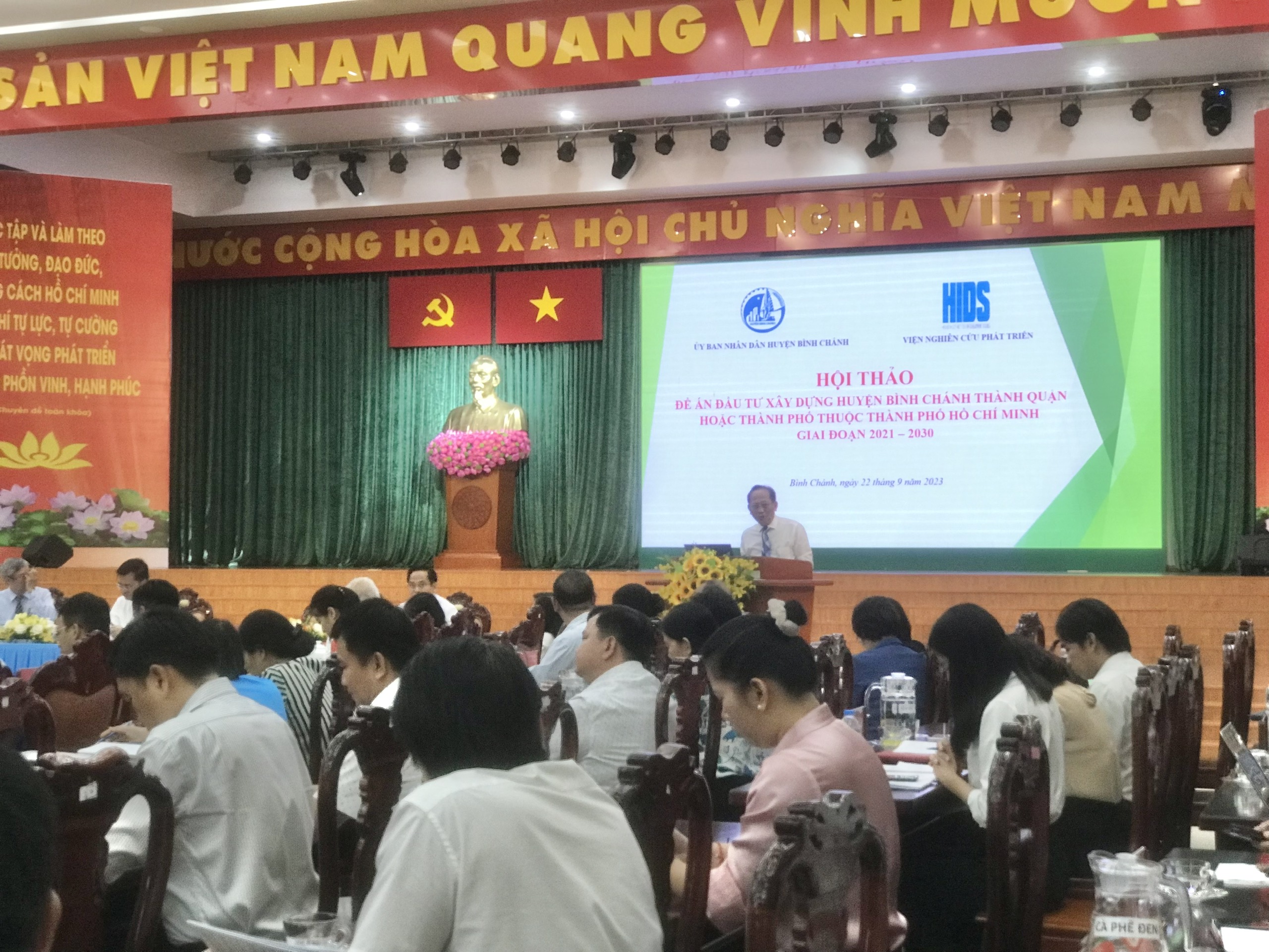 C&aacute;c đại biểu tham dự hội thảo&nbsp;khoa học &ldquo;Đề &aacute;n x&acirc;y dựng huyện B&igrave;nh Ch&aacute;nh th&agrave;nh quận hoặc th&agrave;nh phố thuộc TP.HCM