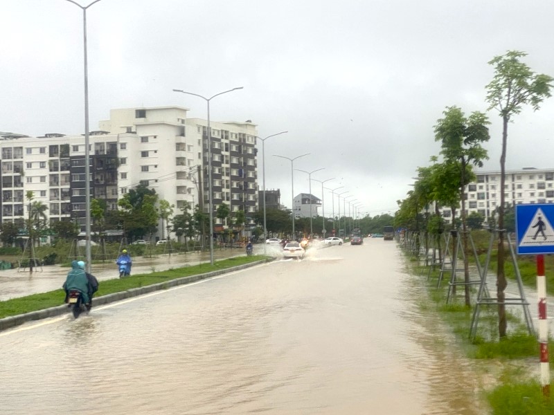 Nhiều tuyến đường tại trung tâm thành phố Huế bị ngập nước 