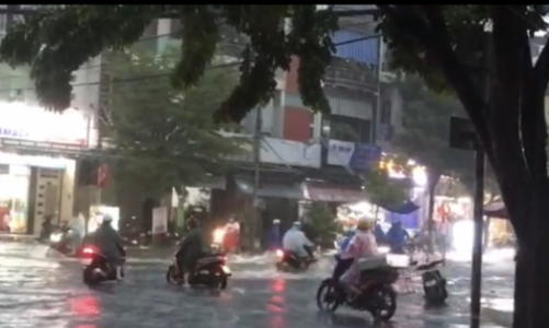 Mưa lớn trên diện rộng, gây ngập nặng đường phố một số tỉnh miền Trung