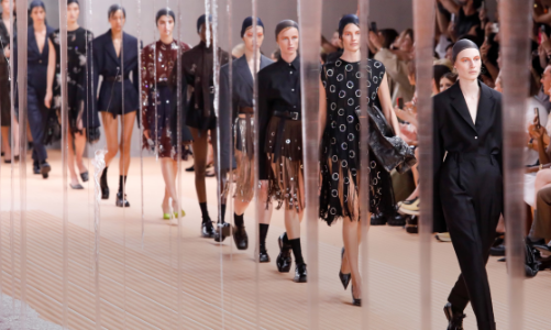 Prada năm 2024 nhắm thẳng đến người tiêu dùng thế hệ Z