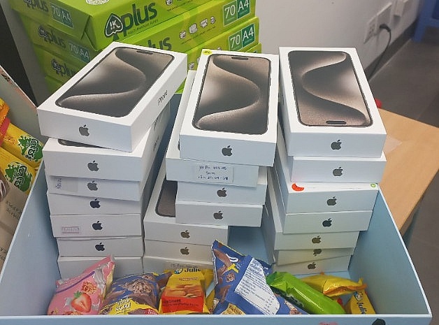 Tạm giữ lô hàng 20 chiếc iPhone 15 Promax, trị giá 700 triệu đồng. (Ảnh: Cục Hải quan Đà Nẵng).