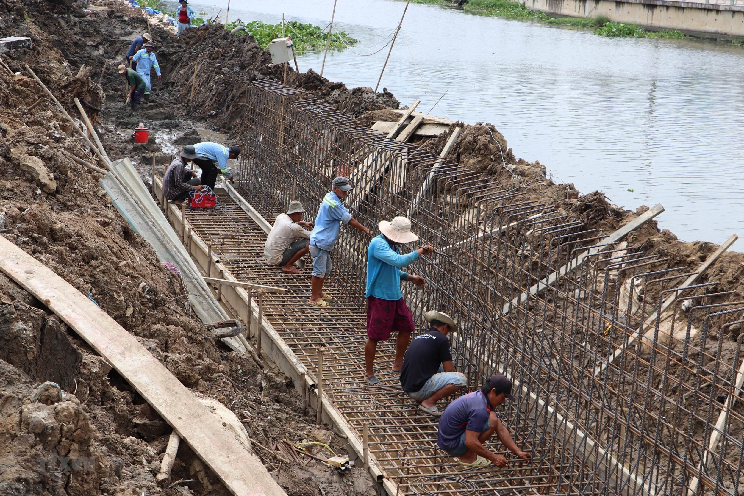 Tiền Giang đầu tư xây dựng tuyến đê biển, sông nhằm chống xói mòn và bảo vệ môi trường - Ảnh minh họa.
