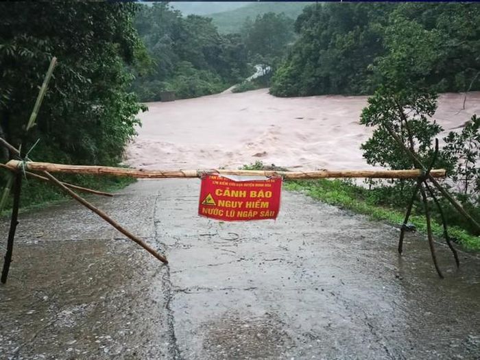 Một đập tràn ở huyện Minh Hóa, Quảng Bình bị ngập sâu do mưa lớn