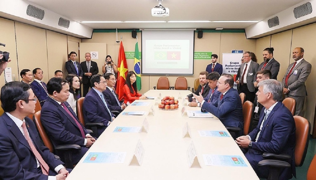 Thủ tướng Chính phủ Phạm Minh Chính tiếp Chủ tịch Nhóm Nghị sĩ hữu nghị Brazil – Việt Nam Márcio Honaiser và các nghị sĩ thành viên. Ảnh: VGP.