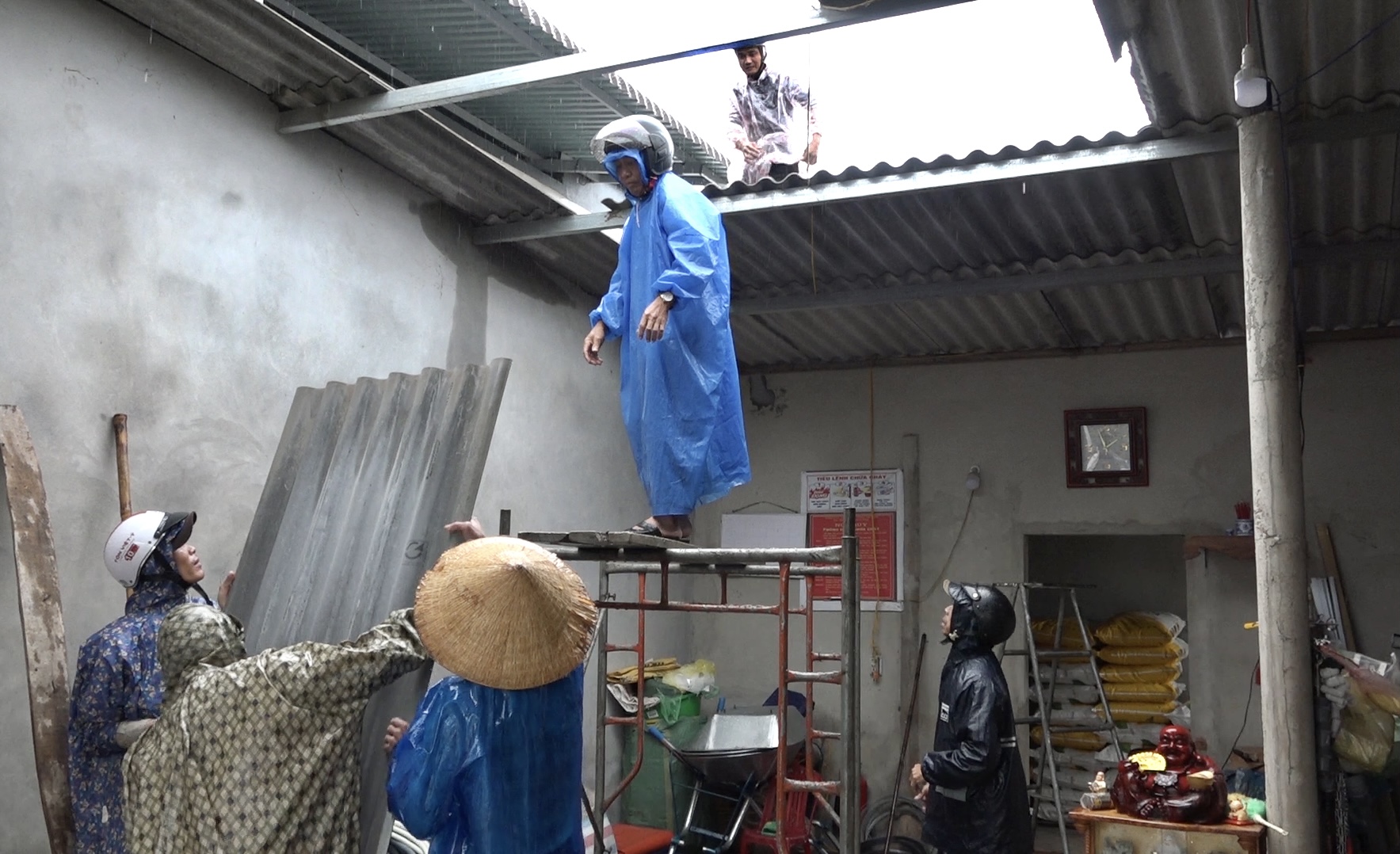 Một ngôi nhà của người dân ở huyện Triệu Phong (tỉnh Quảng Trị) bị tốc mái do lốc xoáy