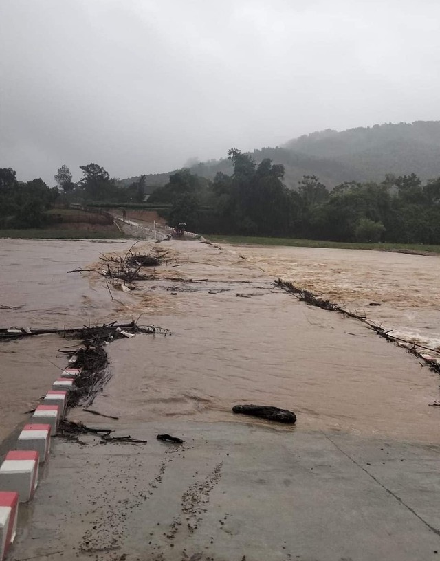 Cầu tr&agrave;n x&oacute;m Chuyền tr&ecirc;n địa b&agrave;n x&atilde; Hạnh L&acirc;m, huyện Thanh&nbsp; bị chia cắt.