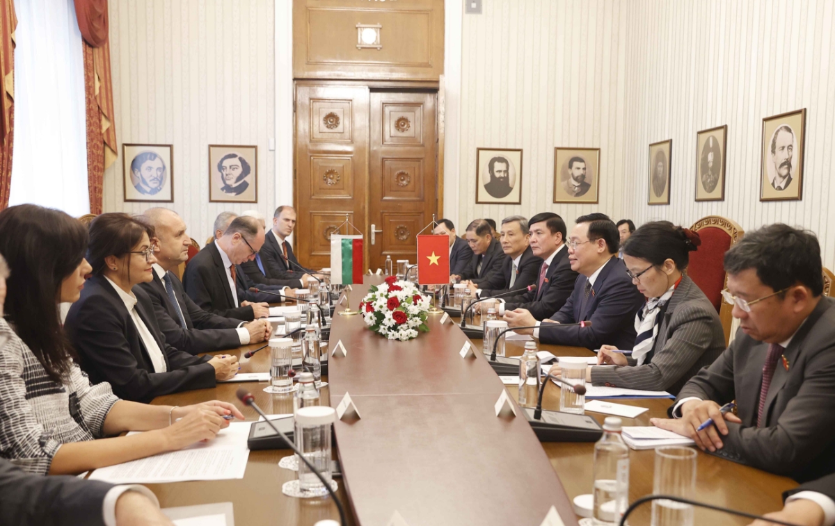 Hai nh&agrave; l&atilde;nh đạo nhất tr&iacute; cho rằng hai nước c&oacute; t&igrave;nh bạn gắn b&oacute;, thủy chung. Đ&acirc;y l&agrave; t&agrave;i sản chung, qu&yacute; gi&aacute;, kh&ocirc;ng phải quốc gia n&agrave;o cũng c&oacute; được. Ảnh: Quốc hội.