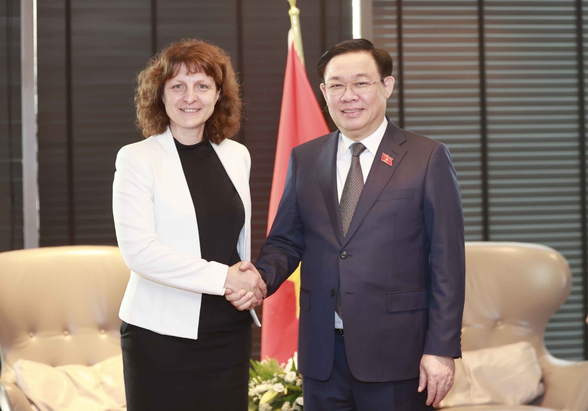 Chủ tịch Quốc hội Vương Đ&igrave;nh Huệ v&agrave;&nbsp;b&agrave; Krassimira Vandeva, Gi&aacute;m đốc điều h&agrave;nh trụ sở Bulgaria, Tập đo&agrave;n DSV, Đan Mạch. Ảnh: Quốc hội.