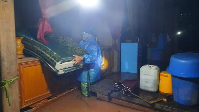 Bộ đội Biên phòng, Công an tỉnh Quảng Bình giúp dân kê cao đồ dùng sinh hoạt, tránh bị ngập lụt.