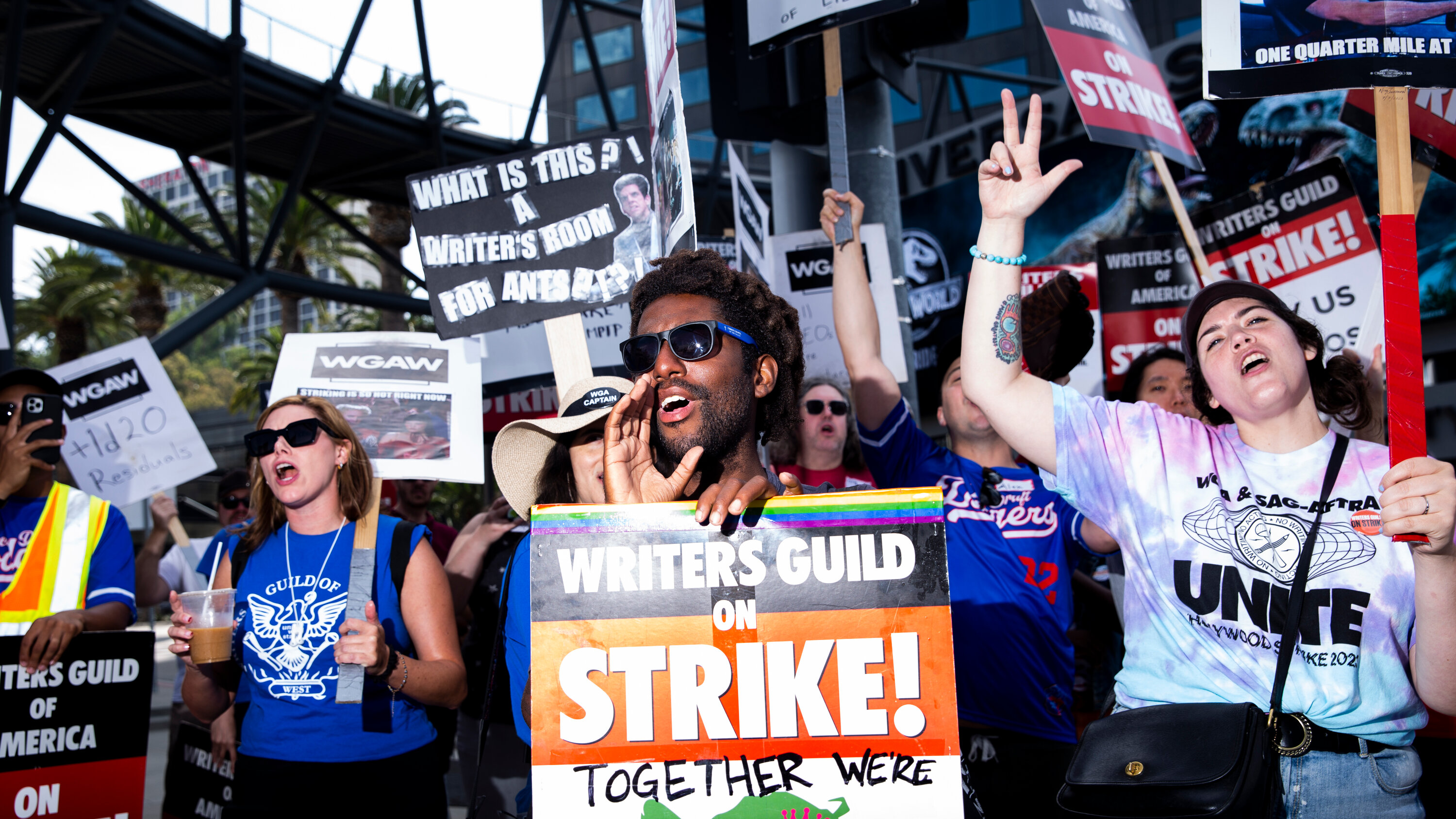 Thỏa thuận mới c&oacute; thời hạn 3 năm v&agrave; hứa hẹn mang lại lợi &iacute;ch v&agrave; sự bảo vệ đ&aacute;ng kể cho c&aacute;c nh&agrave; văn v&agrave; nh&acirc;n vi&ecirc;n trong ng&agrave;nh c&ocirc;ng nghiệp sản xuất nội dung.